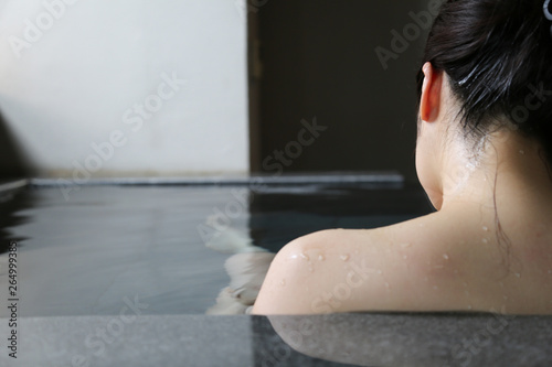 温泉でリフレッシュする女性