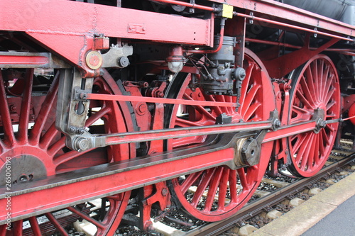 Rote Räder einer alten Dampflokomotive