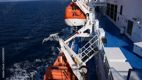 scialuppa di salvataggio sul ponte di una nave di linea durante la navigazione
