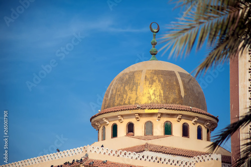 Valokuva Beautiful white mosque in the sunlight and sky background