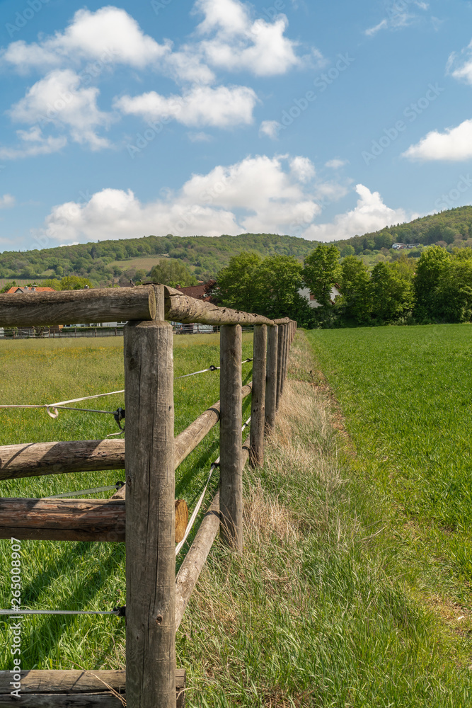 Drewniany plot na pastwisku dla koniu. Wiejski krajobraz. Bawarska wioska.