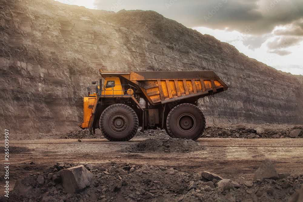 Obraz premium mining truck in a coal mine at sunset