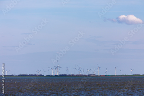 Windkraft an der Nordseeküste © Peter