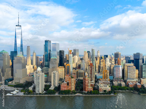 Stunning aerial view of Manhattan Skyline, with World Trade Center, New York, USA. Panoramic skyline with skyscrapers and financial district and Hudson river, New York, USA © Unwind