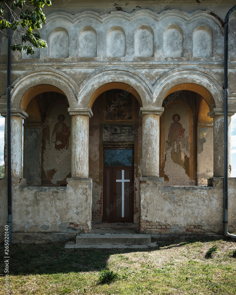 Obraz premium entrance to the church