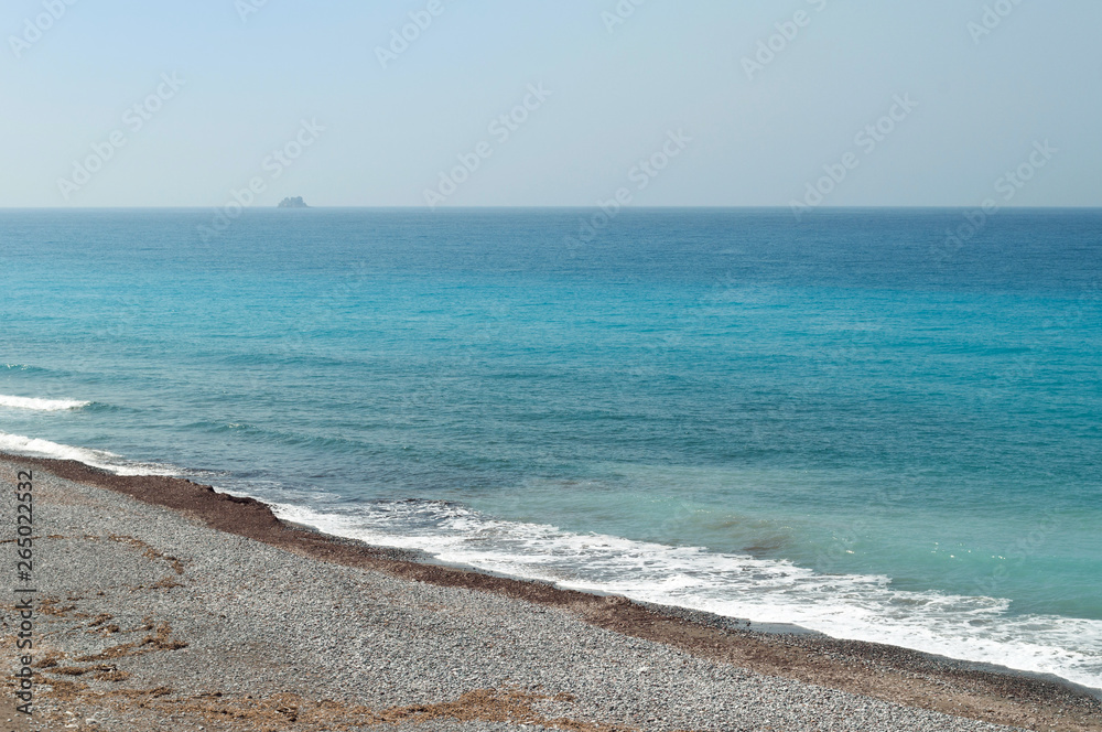 Φωτογραφία View of the Aegean sea and the pebble beach of Rhodes.