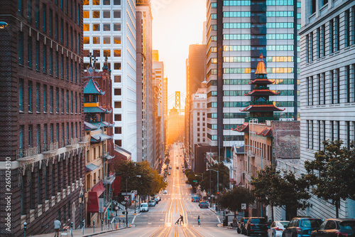 Photo Downtown San Francisco with California Street at sunrise, San Francisco, Califor