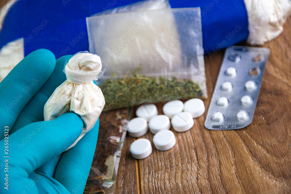 Φωτογραφία confiscation of drugs - bag of cocaine in the hand of a laboratory assistant on