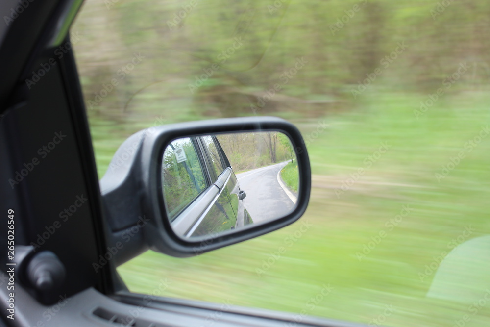 Specchietto retrovisore dell'auto in campagna