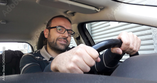 Autista concentrato alla guida dell'auto - viaggiare