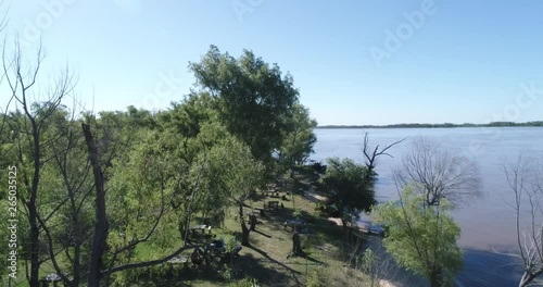 vista aerea playa con arboles en rio parana