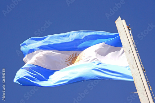 Bandera Argentina hondeando en lo alto de la Puna argentina