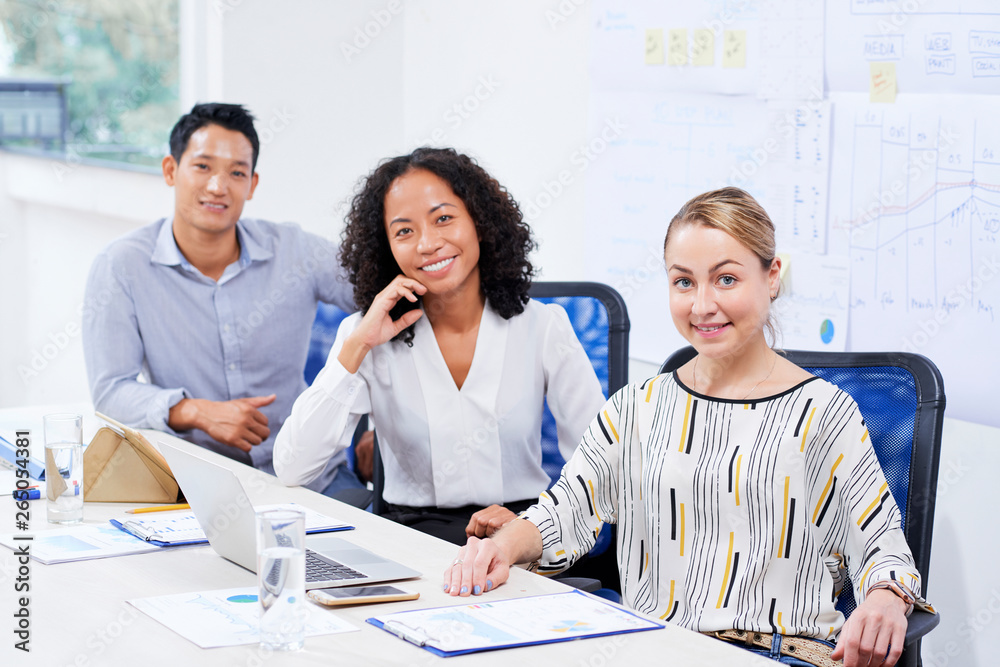 Fototapeta premium Multi-ethnic business team