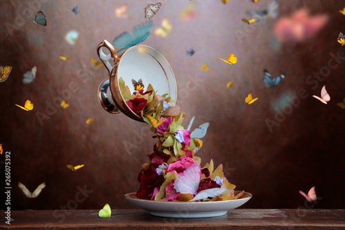 Tazzina con fiori e farfalle