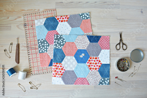 Valokuva Working process: hexagon quilt, threads, retro scissors, pins, metal jar, quilti