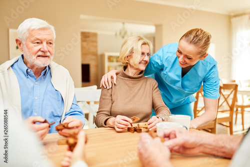 Altenpflege betreut Senioren Paar mit Demenz