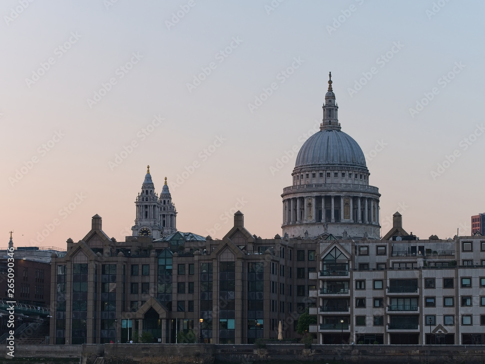 Obraz premium St Paul's Cathedral at dusk. Seen from the South Bank of the River Thames.