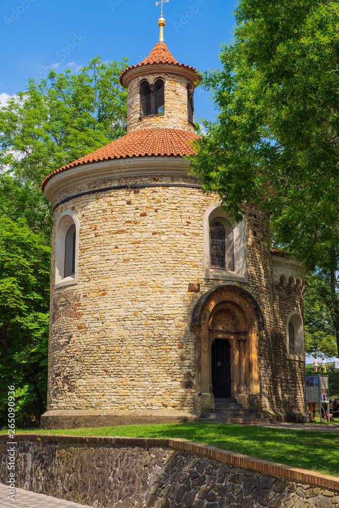 Fototapeta premium Die Martinsrotunde im Vysehrad-Park in Prag/Tschechien
