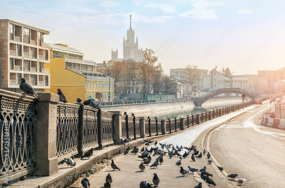 Набережная Обводного канала и голуби Quay Obvodnoy Canal in Moscow