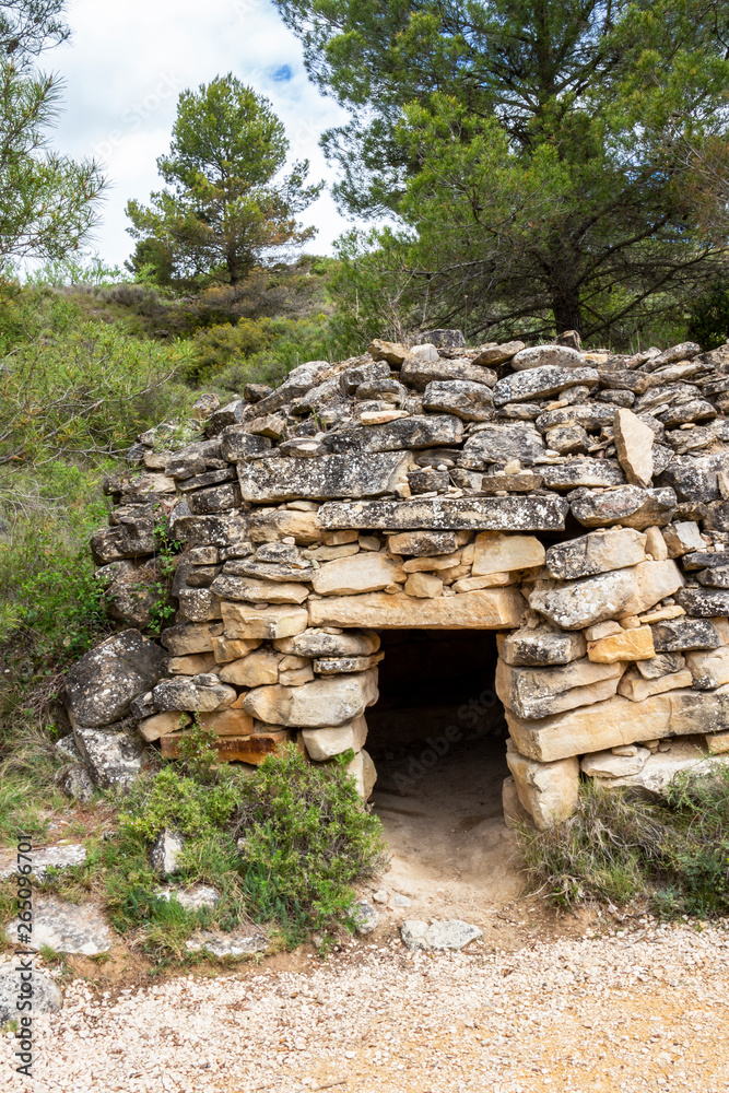 Fototapeta premium Stone hut in Navarre, Spain, between Torres del Rio and Viana on the Way of St. James, Camino de Santiago
