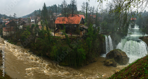 Widok na rzekę i wodospady w chorwackim mieście Slunj