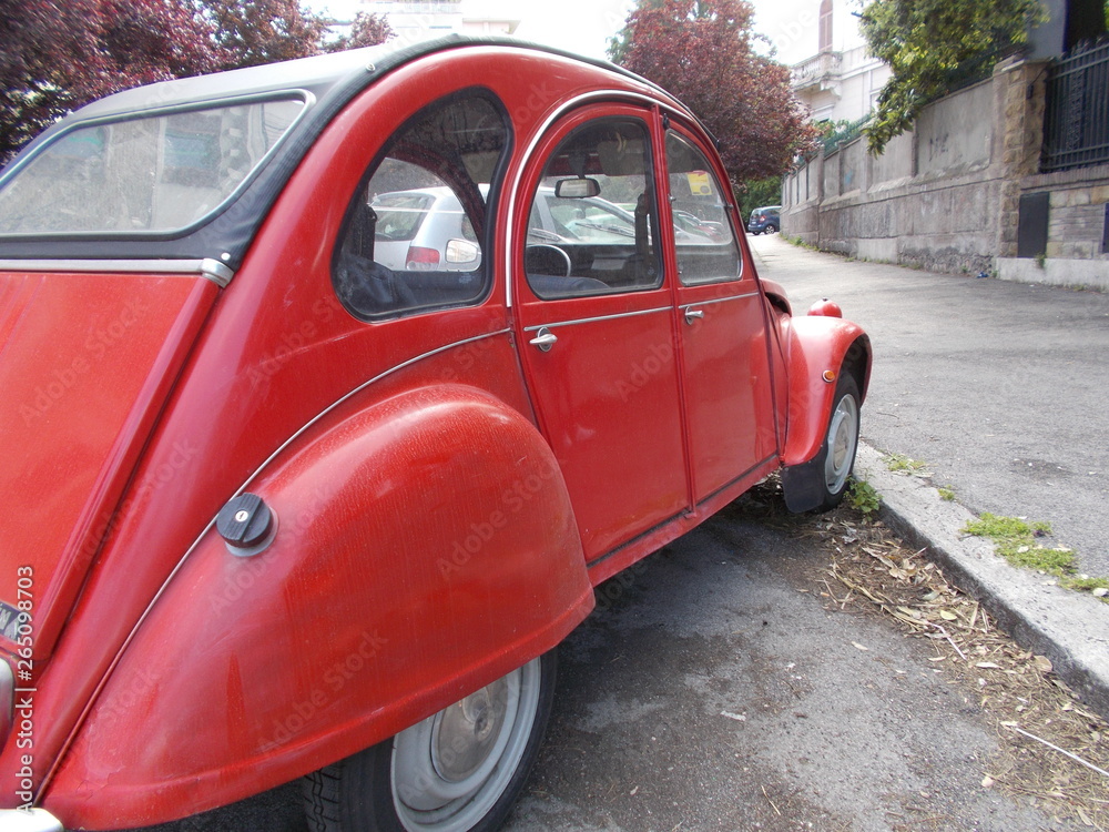 Stary samochód czerwony. Roma - obrazy, fototapety, plakaty 