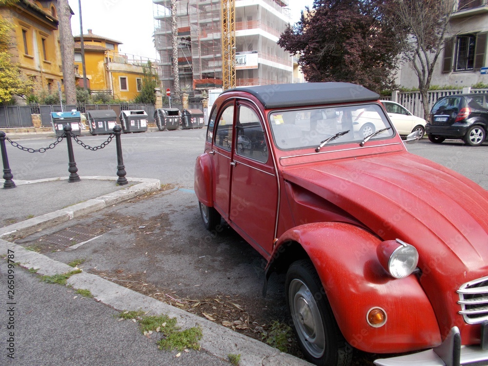  Stary samochód czerwony. Roma - obrazy, fototapety, plakaty 