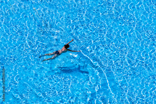 Frau schwimmt in Pool.