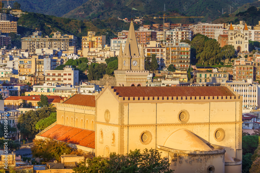 Obraz premium MESSINA, ITALY - NOVEMBER 06, 2018 - Panoramic view of the city and the Duomo di Messina or Messina Cathedral in Sicily