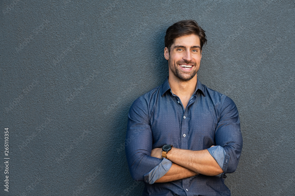Obraz premium Smiling successful man with crossed arms