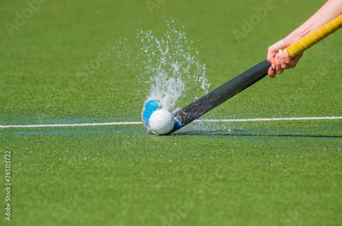 Fotografía hockey player with ball in attack playing field hockey game