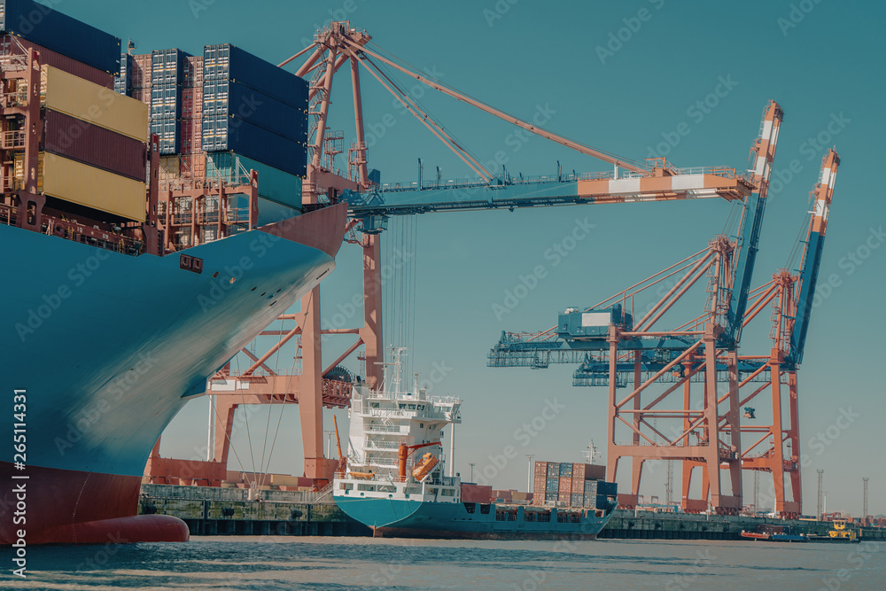 Containerschiff mit Frachtgut im Hamburger Hafen