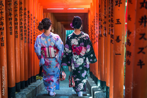 Canvas Print Japanese women with kimono walking in Tokyo