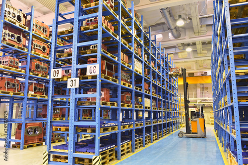 industrielles Warenhaus einer Fabrik // high shelves with industrial goods in a goods warehouse of a factory