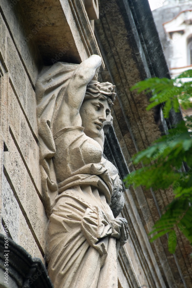 Fototapeta premium Ville de La Havane, sculpture à coté du porche d'entrée de l'Académie des Sciences, Cuba, Caraïbes