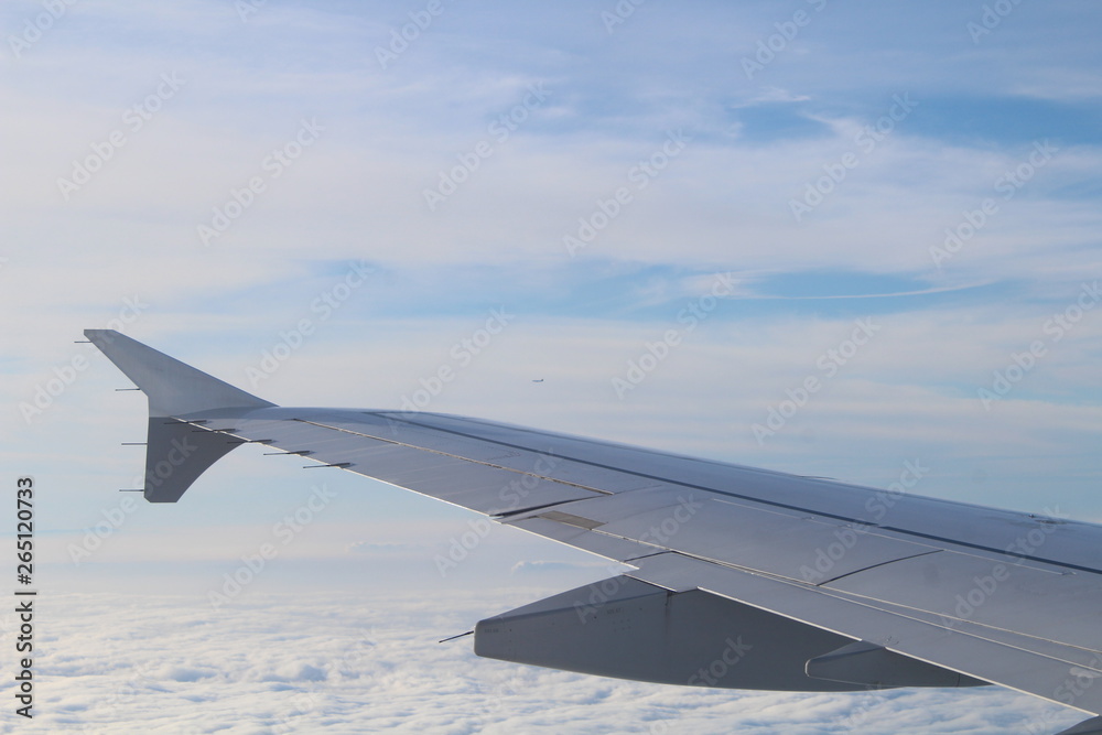 Blick aus einem Verkehrsflugzeug blauer Himmel Blick aus einem Verkehrsflugzeug blauer Himmel