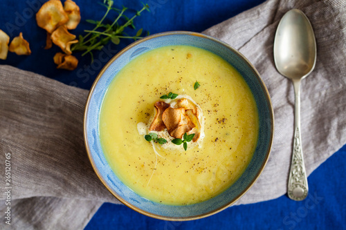 Fotografie Parsnip soup with parsnip crisp and thyme