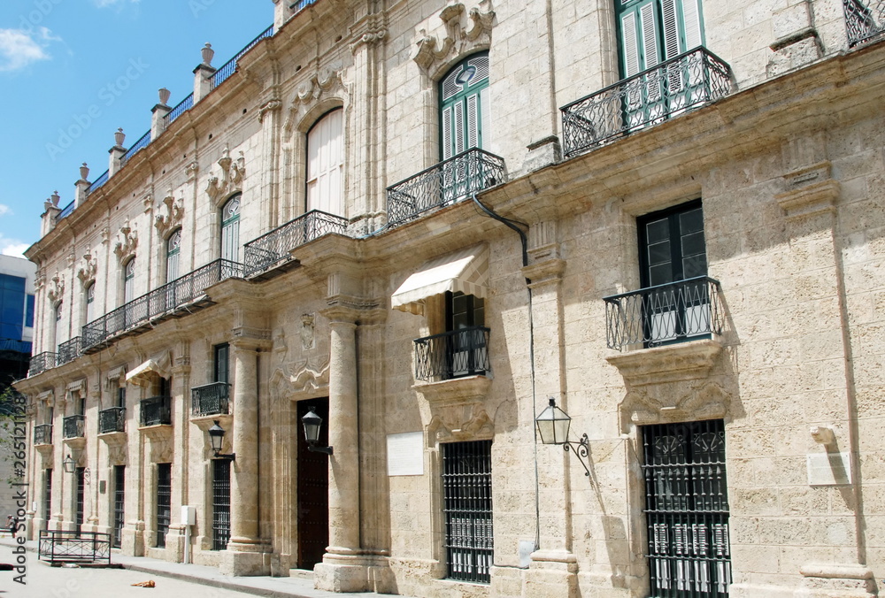 Ville de La Havane, bâtiment à colonnes et balcons en fer forgé, Cuba, Caraïbes