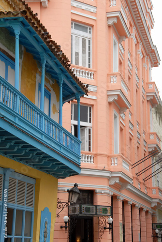 Ville de La Havane, immeubles rose et bleu avec balcon, Cuba, Caraïbes © Philippe Prudhomme