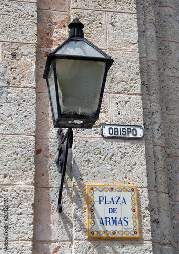 Ville de La Havane, lampe accrochée à un mur de pierre,  Cuba, Caraïbes
