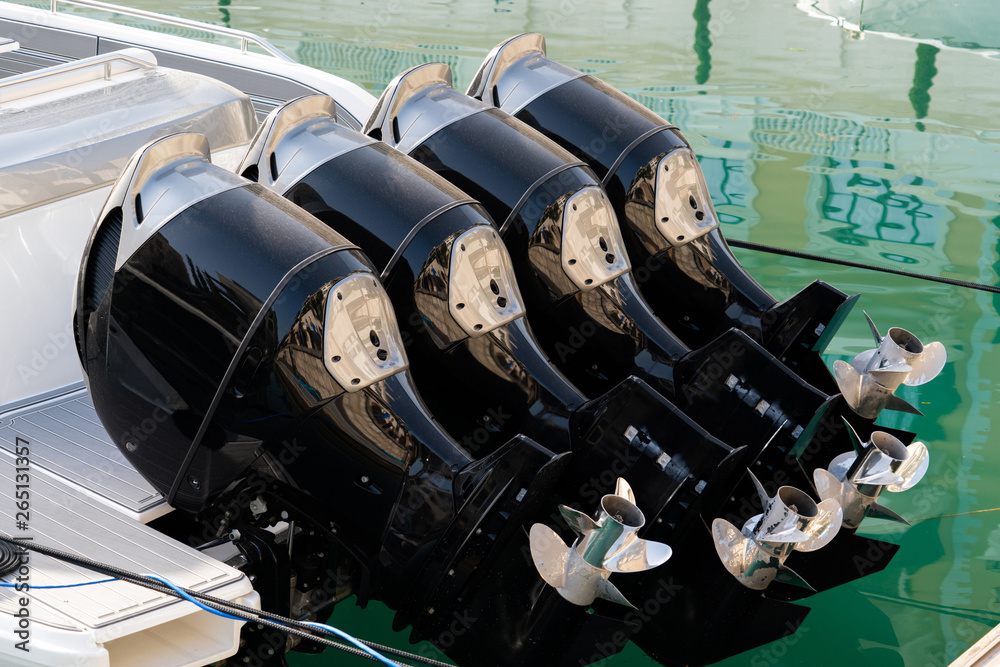 Ταπετσαρία Four outboard motors on a speed boat