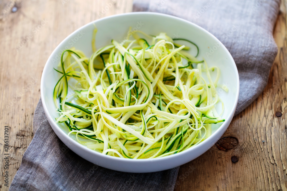 Naklejka premium Spiralized courgette noodles