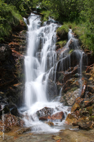 La bella cascatella con le candide acque, nel torrente di montagna