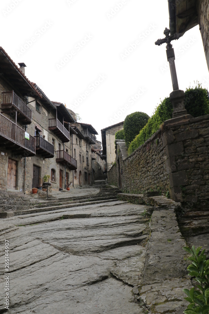 Calles de piedra en el pueblo medieval de Rupit