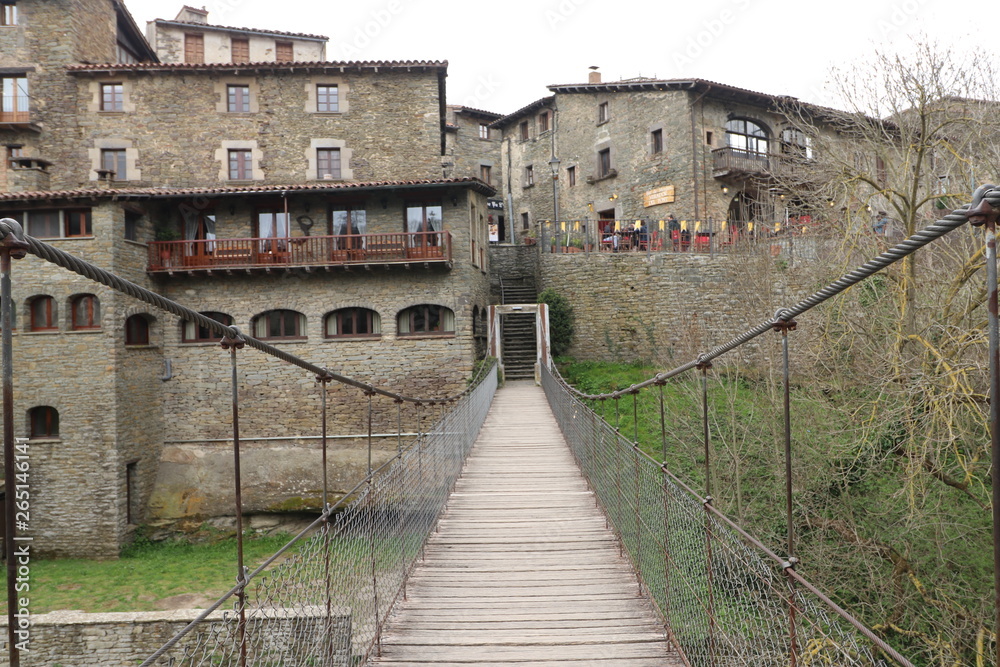 puente peatonal suspendido sobre la riera de Rupit, en el pueblo rural de Rupit