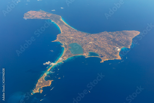 Foto View of the whole island of Formentera from a plane at cruising altitude with many boats and ships on the sea