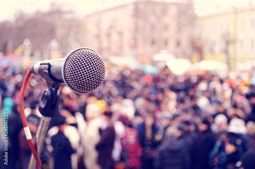 Obraz na płótnie abstract image with a microphone on the background of a crowd at a rally w salonie