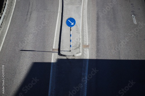Tableau sur toile Commanded roadway sign post