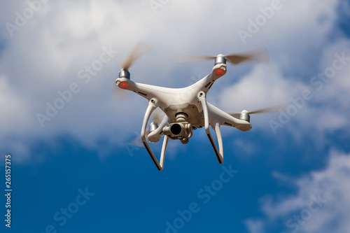 Foto Quadcopter in flight against a blue sky. Drone.