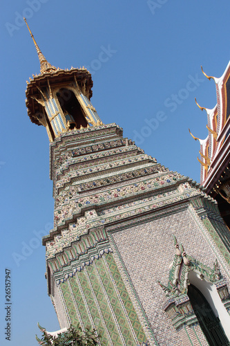 Canvas Print stupa (?) in a buddhist temple (Wat Phra Kaeo) in bangkok (thailand)